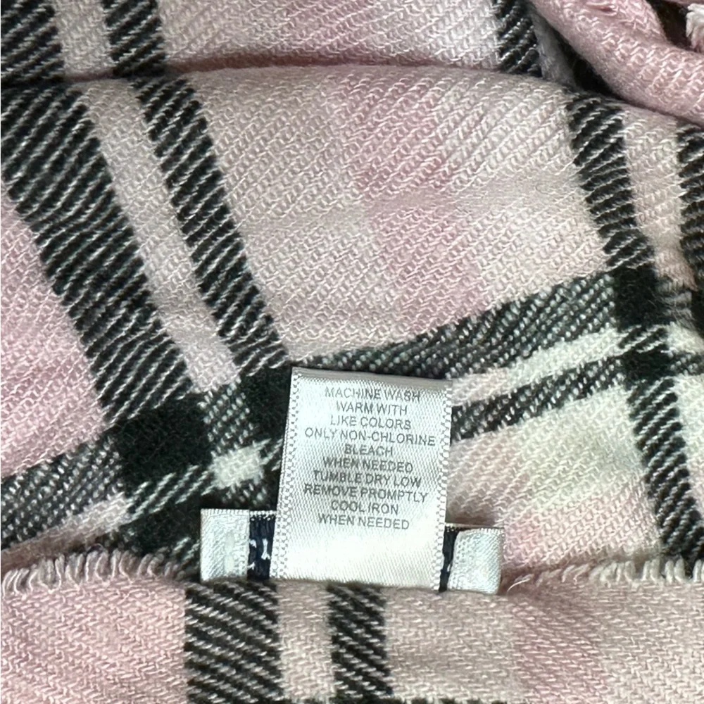 Croft and Barrow Plaid Scarf With Fringe 100% Acrylic Ladies Size O/S Like New